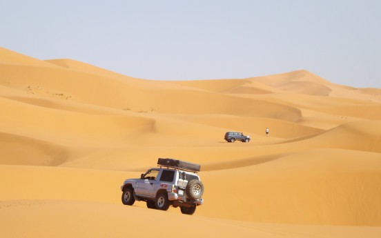 Geländewagen in den Dünen Marokko