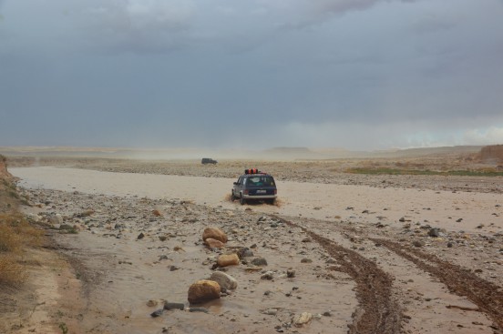 Marokko 4x4 Reise Abenteuer Information Flussdurchfahrt bei Regenwetter