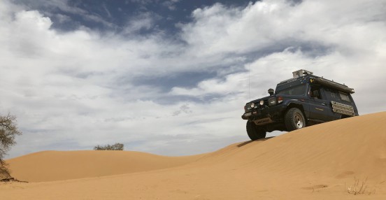 Marokko Offroad, Erg Chebbi Geländewagen überquert Düne